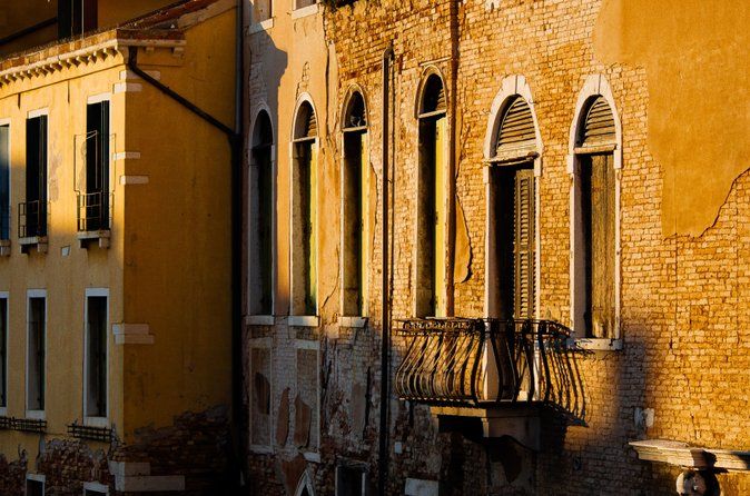 Tour on the Trails of Commissario Brunetti in Venice