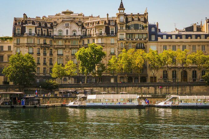 Marais with Seine River Cruise and la Vallée Village shopping tour