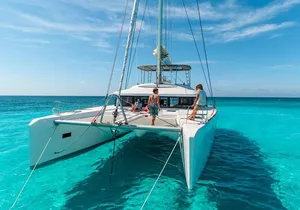Catamaran Tour to Isla Mujeres, Open bar, Lunch, Snorkeling, Beach Club Included