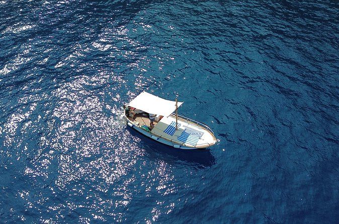 Private boat tour along the coast of Capri : 2 hours of beauty