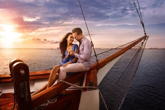 Romantic Sunset Dinner Cruise in Cancun with Open Bar