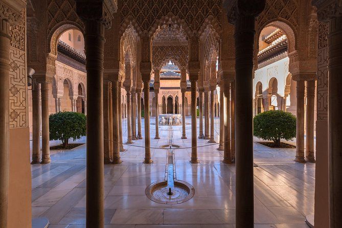 Alhambra Tour and Nazaries Palaces with Hammam Massage Experience