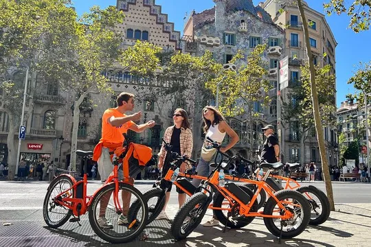 Barcelona Gaudi Bike Tour: Modernist Highlights by Bike or E-Bike