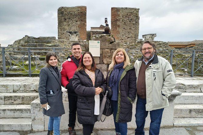 Visit Pompeii with an expert professional guide (2/3 hours)