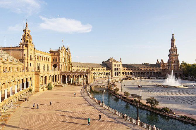 Bike tour through the monumental area of Seville