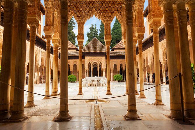 Alhambra Guided Tour with Generalife Gardens