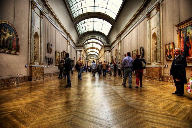 Private 3-hour tour in Louvre Museum with official tour guide