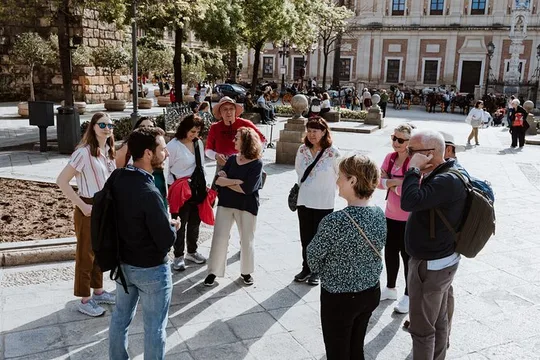 Seville: Santa Cruz neighbourhood with flamenco show (optional)