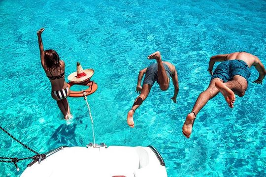 Catamaran Sailing To Islas Mujeres With Luxury Beach Club