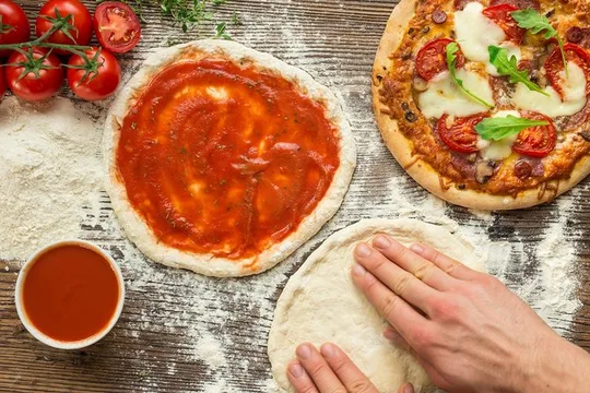 Cesarine: Small Group Pizza and Tiramisu Class in Venice