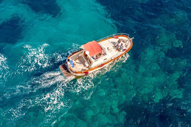 3-hour private boat tour of the island of Capri