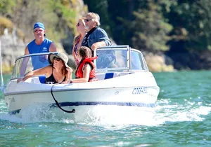 2 Hour Chartered Boat Tour from Deep Cove North Vancouver