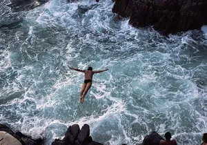 3-hour Iconic High Cliff Divers Shows & Flea Market Shopping Time