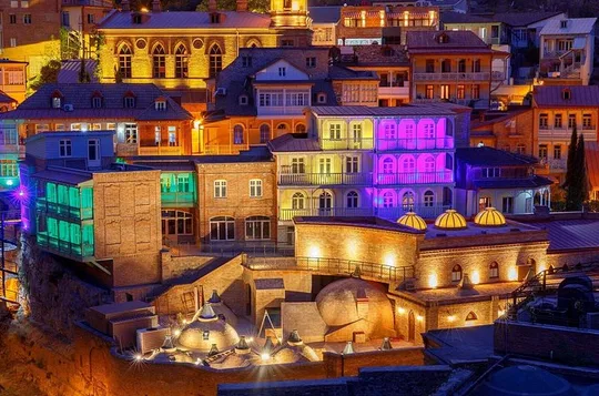 Tbilisi: Walking & Talking Tour with Wine & Boat Ride options