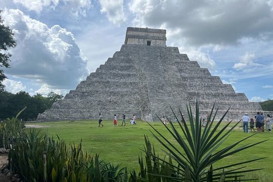 Deluxe Chichen Itza Ruins, Cenote & Valladolid Day Trip