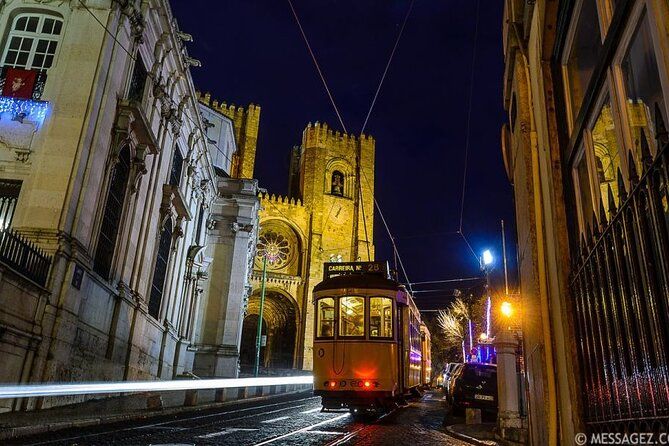 Lisbon: Authentic Fado Show, Dinner and Night Tour