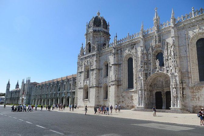 Offical Guided Private Full Day Tour in Lisbon
