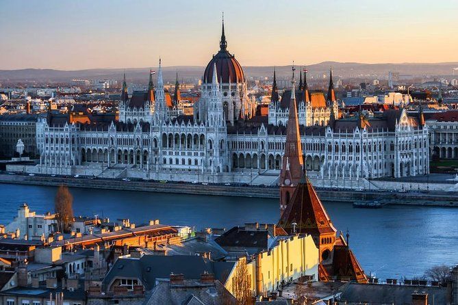 Private 4-hours City Tour of Budapest with private guide and Hotel Pick-up