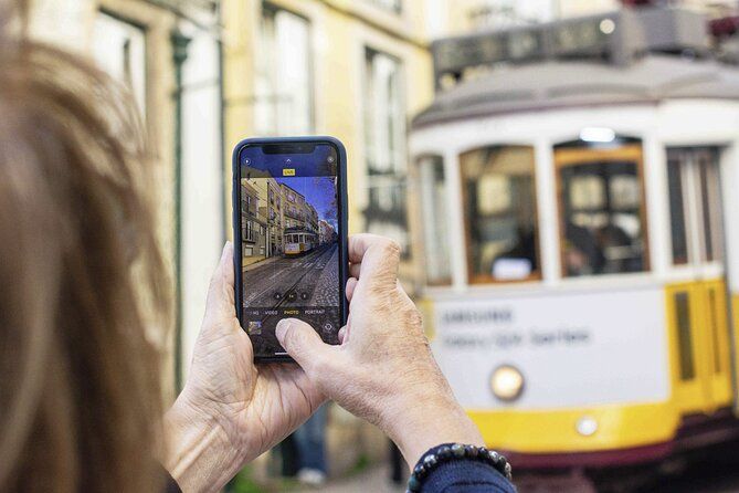 Alfama Photo Walk – Lisbon Photography Experience Led by a Local