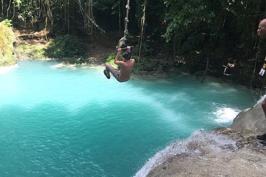 Roundtrip Private Shuttle from Ocho Rios to Blue Hole and Back