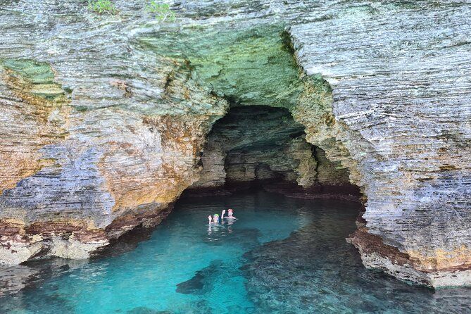 Bermuda Private Boat Charter: Snorkel, Cliff Jumping & Sightseeing