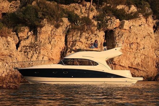 Private Luxury Motor Boat 6 and 8 Hour Full Day Charter