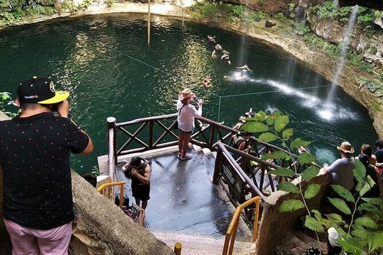 2-day tour: Isla Mujeres catamaran and Chichen Itzá