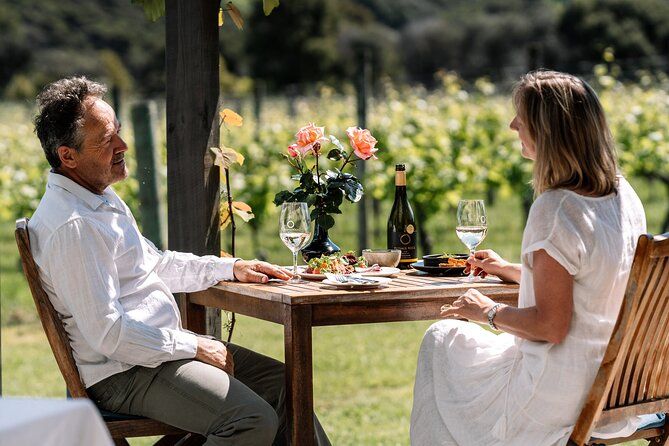 Auckland: Waiheke Sommelier Tour with Premium tastings & Lunch