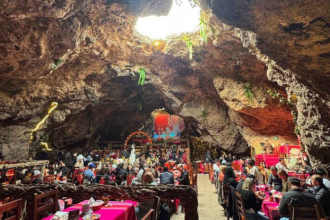 Teotihuacan Tour with Breakfast in Natural Grotto and Transportation