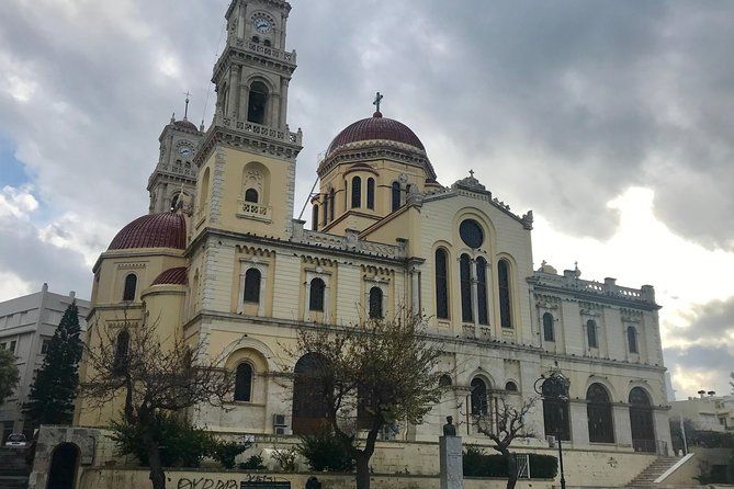 Explore on Foot the Historical City of Heraklion (Small-Group)