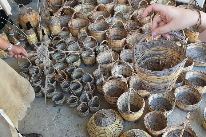 Build a typical Sardinian basket with your hands