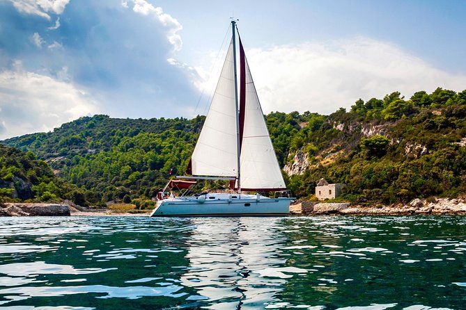 Private Sailing Tour Omiš - Brač with Homemade Lunch, Wine & Beer