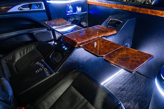 Lincoln Strecth Limousine with Wi Fi on board