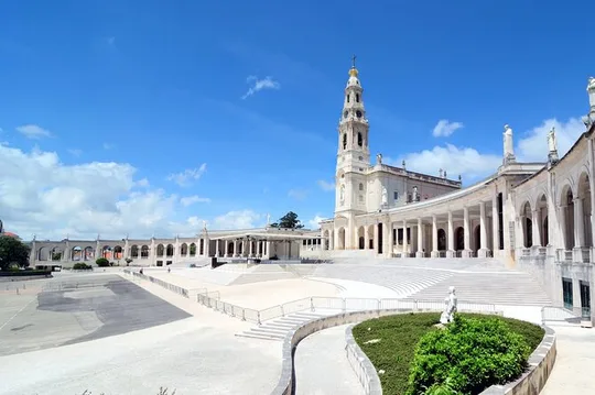 Private Fátima Sanctuary, Óbidos Medieval and Nazaré from Lisbon
