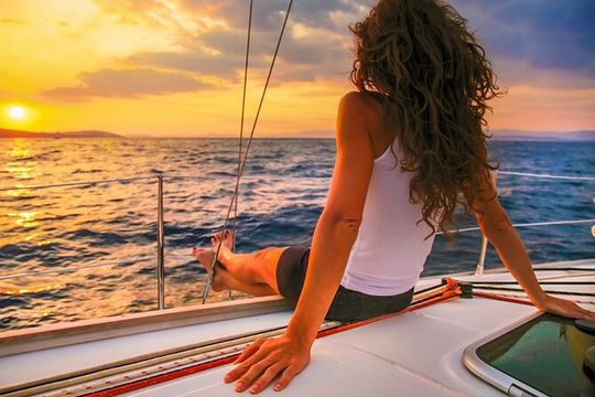 Luxury sailboat tour at sunset in Los Cabos
