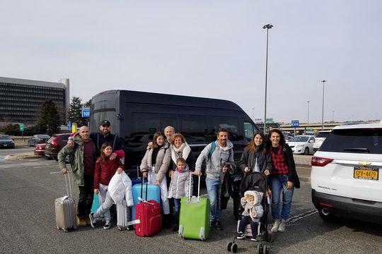 Traslado Privado del Aeropuerto EWR a Hoteles en NYC cada hora