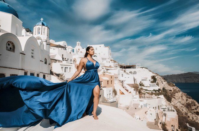 Flying dress photoshoot santorini Oia (skip the line)
