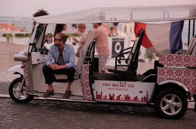 2H - Private Tour in Lisbon by Tuk-Tuk (native French)