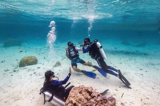 Introductory Scuba Diving Experience in Bora Bora