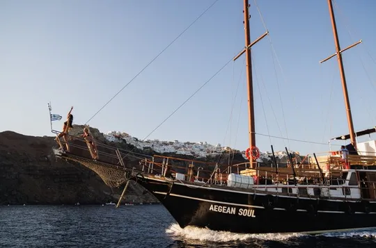 Santorini Volcanic Islands Cruise: Volcano,Hot Springs,Thirassia and Oia Sunset