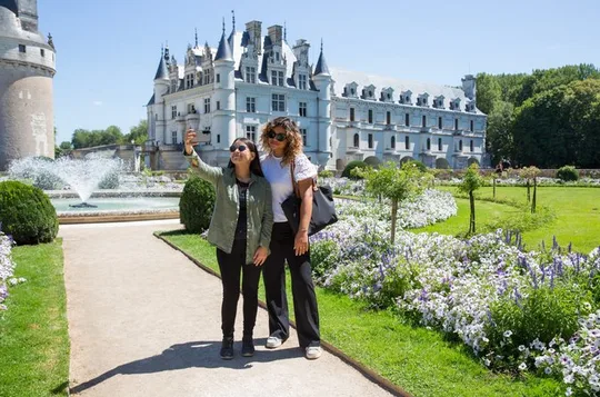 Loire Valley Day Trip with 3 Castles with Chambord and Chenonceau