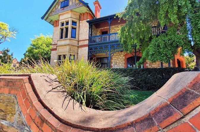 Adelaide Walking Tour: Hills, Squares and Parklands