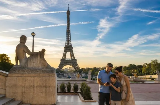 Paris Scavenger Hunt & Highlights Self-Guided Walking Tour
