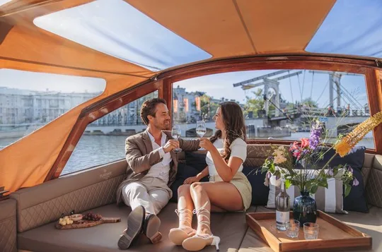 Amsterdam: 2-Hour Canal Cruise incl. Drinks & Dutch Snacks