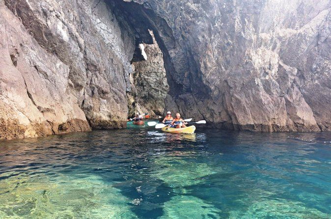 Kayak tour from Sesimbra to Ribeira do Cavalo Beach, passing through the caves