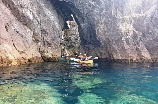 Kayak tour from Sesimbra to Ribeira do Cavalo Beach, passing through the caves