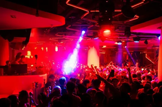 Pub Crawl Barcelona | 4h Experience | Club Entry