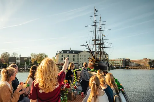 Amsterdam: German Canal Cruise with unlimited drinks