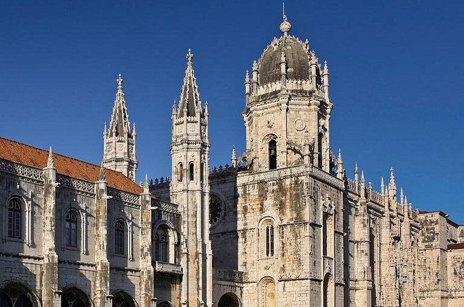 Private Lisbon Highlights Tour with a Local Guide