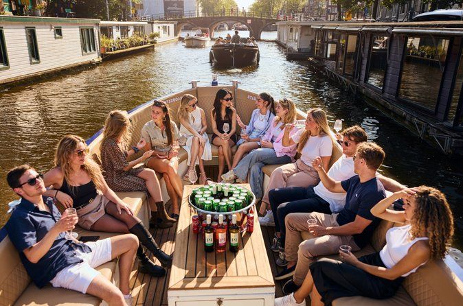 Amsterdam: Modern Canal Cruise with Local Guide, Bar & Bites